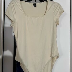 SHEIN Cream Short Sleeve Bodysuit